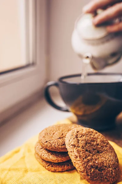 自制燕麦饼干和一杯茶 自然日光 — 图库照片