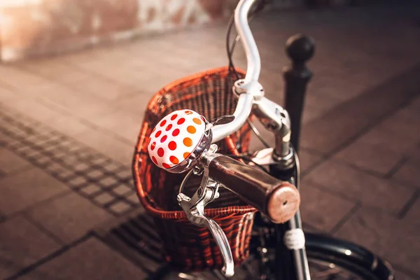 Яркий Красивый Колокол Велосипеде Белый Красными Кругами Божья Коровка — стоковое фото