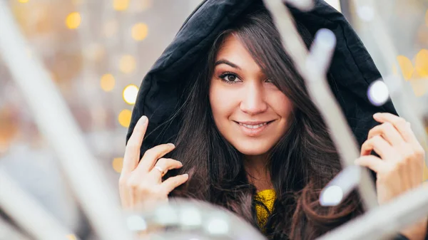 Schönes Lächeln Eines Mädchens Asiatischer Östlicher Nationalität Der Kapuze Glückliche — Stockfoto