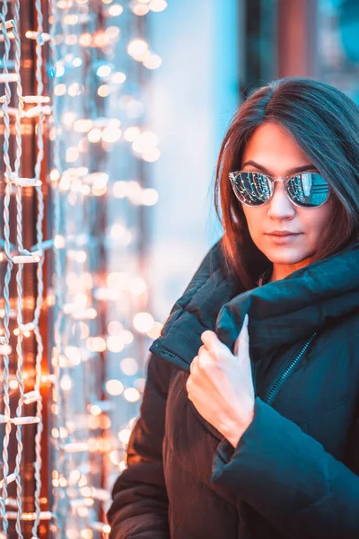 Elegante Hübsche Brünette Brille Neonlicht Der Außenwerbung Tönung — Stockfoto