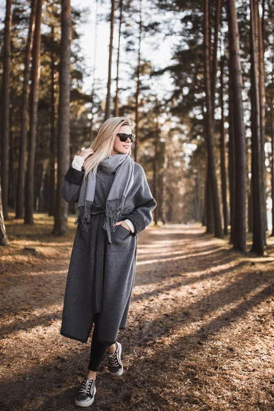 Glückliche Schlanke Blonde Frau Lässiger Kleidung Und Schickem Mantel Spaziert — Stockfoto