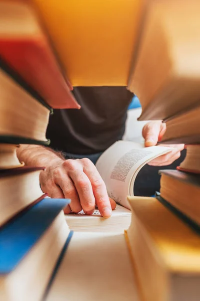 Durch Einen Bücherstapel Ein Blick Auf Einen Lesenden Mann Einer — Stockfoto