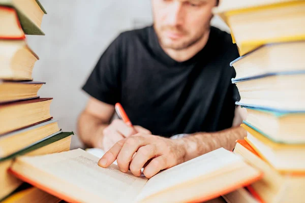 Homme Entre Des Piles Livres Vêtus Dans Travail Décrit Écrit — Photo