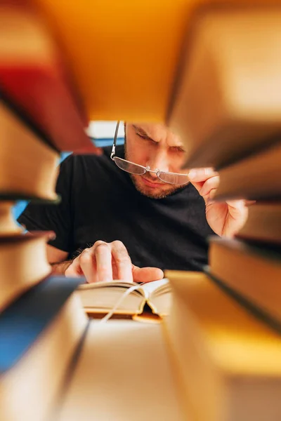 Homem Livros Biblioteca Tarde Noite Material Estudos Olha Atentamente Letras — Fotografia de Stock