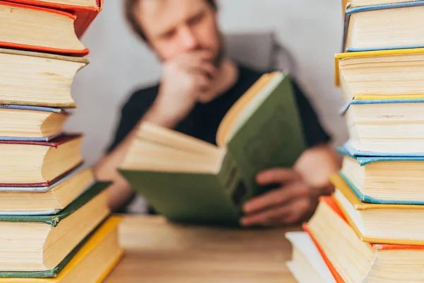 Man Med Bok Mellan Högar Böcker Passionerad Romanen Klassisk Litteratur — Stockfoto