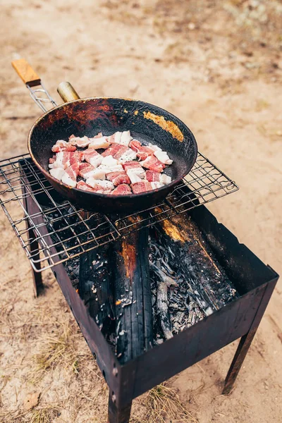 Peito Bacon Fritos Sobre Uma Fogueira Junk High Calorie Food — Fotografia de Stock