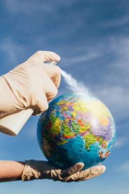 Antiseptik sprey - Rusya ve Asya 'da koronavirüs salgını - karantina ve tecrit - küresel salgın ve ekonomik kriz