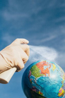 Kuzey Amerika, Amerika ve Kanada 'ya antiseptik sprey sıkmak - koronavirüse karşı koruma - antiseptik ve sterilizasyon