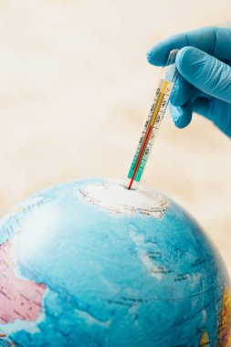 Dünya virüsü salgını - termometre Dünya gezegeninin sıcaklığını ölçer - Dünya gezegeninin yüksek sıcaklığı - akut solunum enfeksiyonlarının küresel salgını