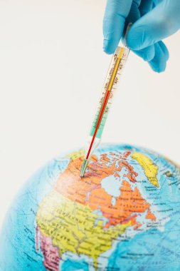Termometre Dünya gezegeninin sıcaklığını ölçer - Kanada 'daki virüs salgını - mevsimsel grip salgını - 37 derecenin üzerindeki yüksek ateş - koronavirüs salgını
