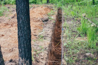 Beton dökmek için derin bir çukur - Strip temel - bir orman kulübesi inşaatı