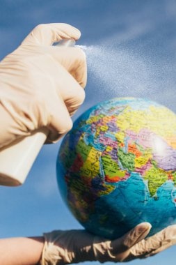 Dünya yüzeyine antiseptik püskürtme - küresel dezenfeksiyon - salgının yayılmasını önlemek için önlemler