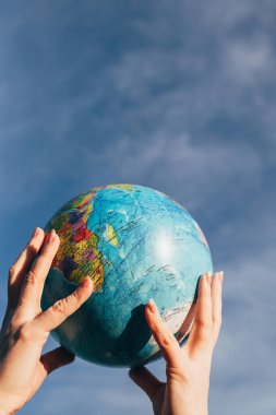 Gezegen Dünya insan ellerindedir. Gezegeni korumak insanların işidir. Birlikte dünyayı kurtaracağız.