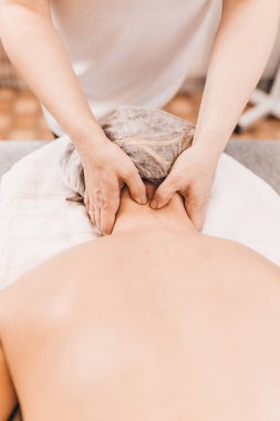 Boyun ve omuz masajı - osteokondrosis tedavisi - boyun omurgasında ağrı ve sabit hareketsiz çalışma