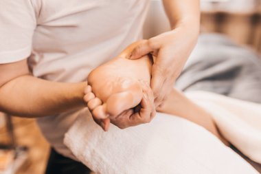 Ayaktaki refleks noktaları - doktor bacaklara doğu tıbbı yöntemine göre masaj yapar.