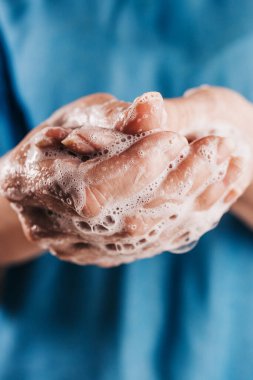 Sabunla el yıkama - ciltte kalın sabunlu köpük - evde dezenfeksiyon