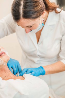 Biyolojik evrim birçok dermatolojik sorunu çözen popüler bir tekniktir - enjeksiyonlar yenilenir, yenilenir ve deriyi iyileştirir