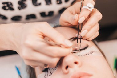 Kirpiklerin uzunluğu ve yoğunluğunun düzeltilmesi - yapay kirpiklerin oluşturulması için yapılan kozmetik bir operasyon