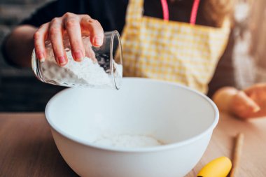 Bir kadın pişirmek için hamur hazırlar - bir kaseye un döker - ev yemeği