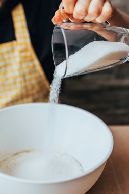 Kadın mutfakta ev yapımı turtalar pişiriyor - hamura şeker döküyor - köy tatlıları