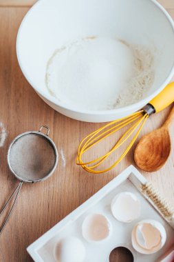 Mutfaktaki masada mutfak gereçleri ve malzemelerle birlikte. Ev yapımı hamur işleri. Pasta pişirmek.