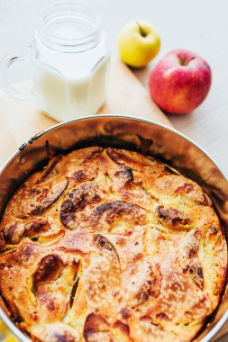 Charlotte elmalı turta pişirme - kahvaltıda sütle elmalı turta - kırsal tarzda