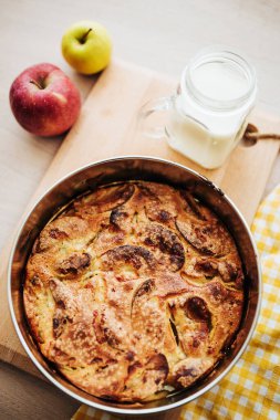 Fırın şeklinde, çıtır çıtır, yuvarlak, sütlü, sade bir kek.