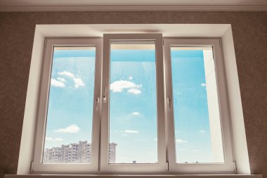 Apartman penceresinin manzarası - ipotekli konut kredisi - genç bir aile için yeni bir binada bir daire - aslında konut