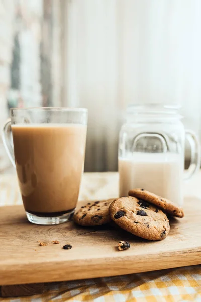 早餐用咖啡饼干和牛奶 早晨新鲜 — 图库照片