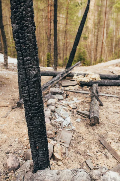 Verkohlte Baumstämme Eines Holzgebäudes Nach Einem Brand Brandbekämpfung — Stockfoto