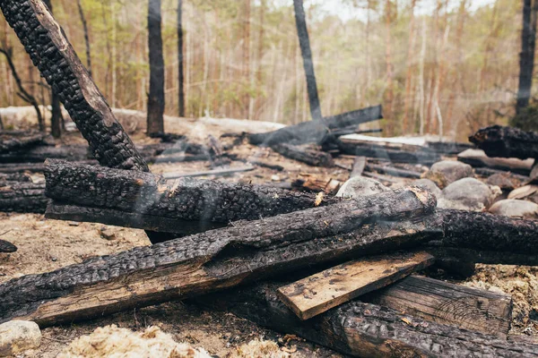 Asche Nach Brand Verbrannte Und Schwelende Baumstämme Eines Gebäudes Rauch — Stockfoto