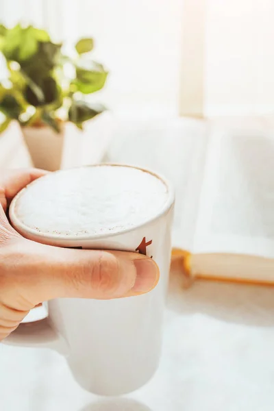 Uma Xícara Café Manhã Frente Uma Janela Com Livro Manhã — Fotografia de Stock