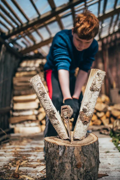 Roodharige Jongen Tiener Hakken Hout Met Een Bijl Landelijke Leven — Stockfoto