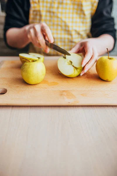 Жінка Домогосподарка Очищає Яблука Від Соковижималки Приготування Свіжовичавленого Яблучного Соку — стокове фото