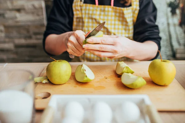 Шарлотта Яблучне Випікання Пирога Куховарка Шліфує Яблука Заповнення — стокове фото
