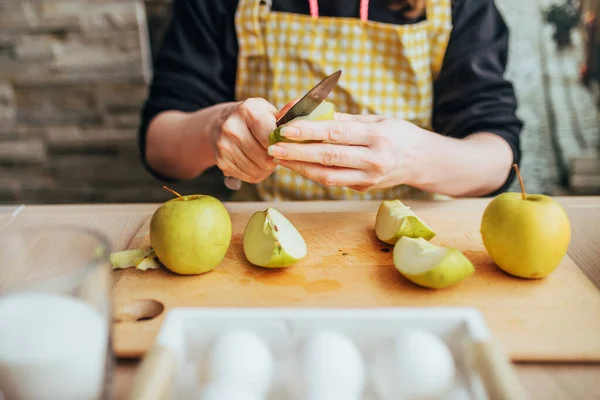 Hornear Pastel Manzana Charlotte Cocinero Pela Rebanadas Las Manzanas Para —  Fotos de Stock