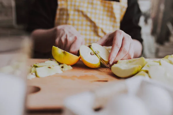 Жінка Фартусі Кухні Розрізає Яблука Збереження Готує Варення Компот Зимові — стокове фото