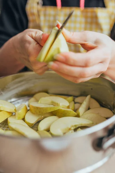 Жінка Пече Домашні Пироги Кухні Очищає Яблука Від Яблук Ранок — стокове фото