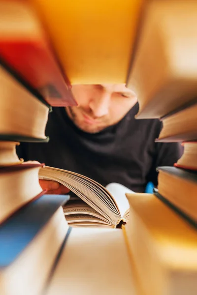 Homme Lit Avec Enthousiasme Livre Intéressant Dans Cadre Livres Bibliothèque — Photo