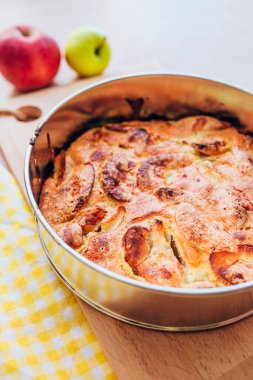 Taze ve sıcak elmalı turta ve taze olgun elmalar. Köy tatlısı.