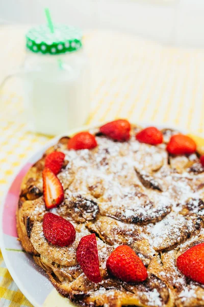 Zoete Ronde Taart Met Een Goudbruine Korst Aardbeien Bestrooid Met — Stockfoto