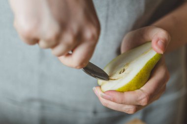 Mutfakta taze armut, zeytinyağı ve nar var. Tahta kesiminde. Sağlıklı yiyecekler.