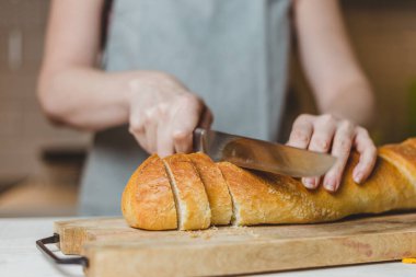 Beyaz krem peynirli balkabaklı sandviçler ve taze baget üzerine yeşil avokado - bruschetta yapmak için ev tarifi