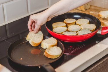 Taze beyaz buğday ekmeği - kadın ellerine yakın çekim bruschetta için tava ekmeğinde kızartılır.