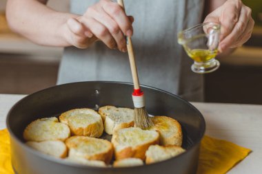 Fast food restoranda peynirli ve domatesli taze ekmek yapıyor. 