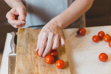 Beyaz krem peynirli balkabaklı sandviçler ve taze baget üzerine yeşil avokado - bruschetta yapmak için ev tarifi
