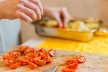 Beyaz krem peynirli balkabaklı sandviçler ve taze baget üzerine yeşil avokado - bruschetta yapmak için ev tarifi