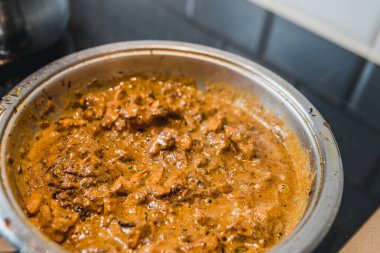 Kızartma tavasında kremalı makarna, fesleğen, peynir ve baharatlı makarna. Evde pişiyor.