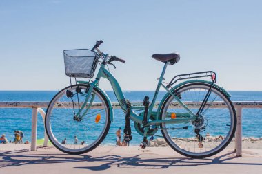 Nice, Fransa, 29 Eylül 2018: Güneşli bir günde, deniz kenarında mavi ya da gök mavisi renkli şık şehir bisikletli kruvazör
