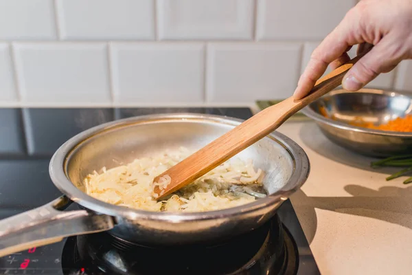 Slipt Løk Stekepanne Kokende Olje Tett Opptil Hjemmet – stockfoto